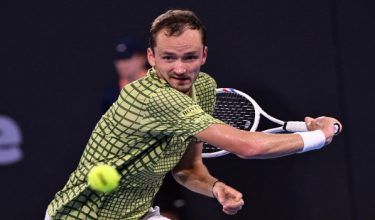 Daniil Medvedev beraksi cemerlang ketika menentang Alex Michelsen dalam separuh akhir Terbuka Brisbane, 10 Januari 2026/Foto AFP