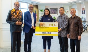 Hannah Yeoh (tiga dari kiri) menyaksikan penyampaian replika cek bernilai RM99,845 oleh FAM kepada Perhilitan untuk Tabung Selamatkan Harimau Malaya/FOTO Hannah Yeoh