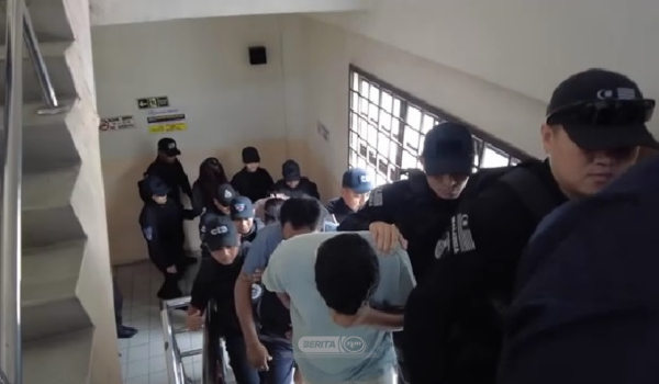 Enam individu termasuk seorang wanita dihadapkan ke Mahkamah Sesyen dan Majistret Johor Bahru