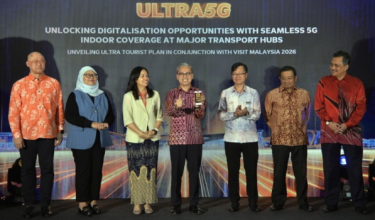 Menteri Komunikasi Datuk Fahmi Fadzil (tengah) merasmikan pelaksanaan liputan 5G di enam hab pengangkutan utama negara bagi memperkukuh imej Malaysia sebagai destinasi pelancongan sempena TMM2026 di KLIA/ BERNAMA
