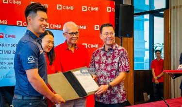 Majlis Penyerahan Tajaan Oleh CIMB kepada Ervin Chang (paling kiri) sambil disaksikan Hannah Yeoh