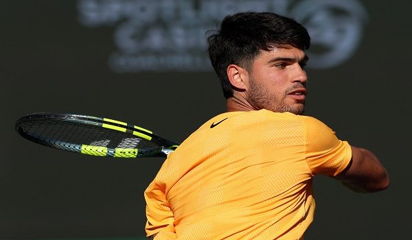 INDIAN WELLS, CALIFORNIA - MARCH 11: Carlos Alcaraz of Spain plays a forehand against Casper Ruud of Norway in their fourth round match of the BNP Paribas Open at Indian Wells Tennis Garden on March 11, 2026 in Indian Wells, California.   Clive Brunskill/Getty Images/AFP (Photo by CLIVE BRUNSKILL / GETTY IMAGES NORTH AMERICA / Getty Images via AFP)