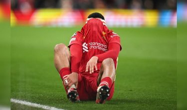 Reaksi pertahanan Liverpool, Trent Alexander-Arnold yang mengalami kecederaan dalam perlawanan pusingan kedua pusingan 16 terbaik Liga Juara-Juara UEFA antara Liverpool dan PSG di Anfield, Liverpool awal pagi tadi/AFP