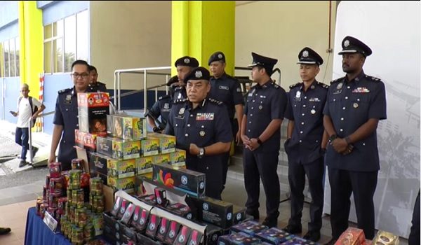 JKDM Selangor gagalkan cubaan seludup mercun, perisa shisha dan  tembakau kunyah.