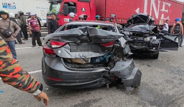 Trafik sesak 9 km kemalangan treler, tiga kenderaan libat 12 mangsa/Foto Bomba