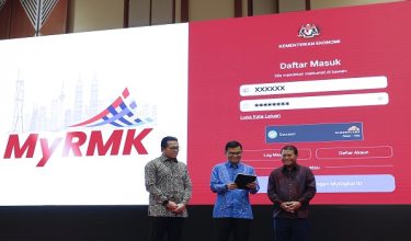 Menteri Ekonomi Akmal Nasrullah Mohd Nasir (tengah) menyempurnakan Majlis Perasmian Sistem MyRMK di Pusat Konvensyen Antarabangsa Putrajaya (PICC) hari ini.

Turut sama Timbalan Menteri Ekonomi Datuk Mohd Shahar Abdullah (kiri) dan Ketua Setiausaha Kementerian Ekonomi Datuk Nor Azmie Diron / Foto BERNAMA