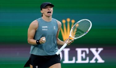 INDIAN WELLS, CALIFORNIA - MARCH 09: Iga Swiatek of Poland celebrates match point against Maria Sakkari of Greece in their third round match of the BNP Paribas Open at Indian Wells Tennis Garden on March 09, 2026 in Indian Wells, California.   Clive Brunskill/Getty Images/AFP (Photo by CLIVE BRUNSKILL / GETTY IMAGES NORTH AMERICA / Getty Images via AFP)