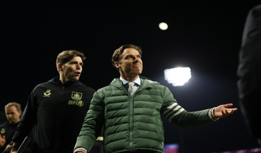 Pengurus Burnley, Scott Parker dilihat meraikan kejayaan pasukannya dengan penuh semangat sejurus tamat perlawanan menentang Norwich City awal pagi tadi / REUTERS
