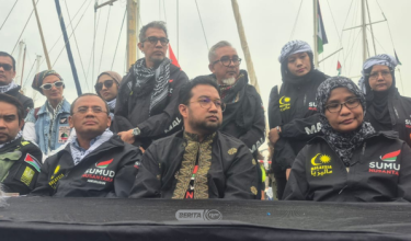Datuk Seri Amirudin Shari (kiri), mengetuai misi kemanusiaan Malaysia bagi Global Sumud Flotilla (GSF) 2.0 ke Gaza, Chef de Mission Sumud Nusantara, Nadir Al-Nuri Kamaruzzaman (tengah)