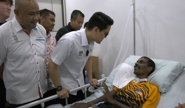 Menteri Belia dan Sukan, Dr. Mohamed Taufiq Johari menziarahi bekas atlet olahraga (lumba jalan kaki) negara, G. Saravanan yang kini menghidap penyakit saraf tunjang.