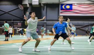 Pemain beregu lelaki negara, Man Wei Chong (kiri) dan Tee Kai Wun pada sesi latihan di Akademi Badminton Malaysia Bukit Kiara./foto BERNAMA