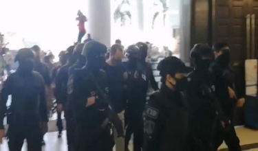 Avitan Shalom tiba di Mahkamah Sesyen Kuala Lumpur pagi ini dengan kawalan ketat pihak polis/ BERNAMA
