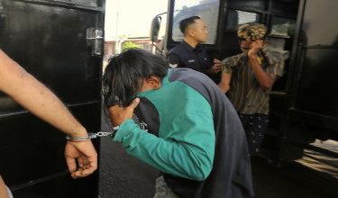 Pemandu kereta yang terlibat dalam kejadian langgar mati tiga warga Pakistan yang dalam perjalanan menunaikan solat sunat Aidilfitri Rabu lepas, mengaku bersalah atas pertuduhan mengambil dadah di Mahkamah Majistret Teluk Intan hari ini / Foto Bernama