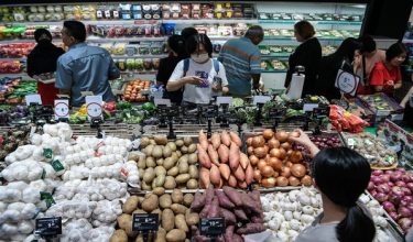 ALOR SETAR, 30 April -- Orang ramai tidak melepaskan peluang membeli-belah barangan asas pada majlis pembukaan cawangan baharu pasar raya premium, Cold Storage yang disempurnakan oleh Datuk Bandar Alor Setar Datuk Abdul Gafar Yahya di The Tenz Emporium hari ini.

Abdul Gafar berkata Alor Setar sering dianggap sebagai pasaran sekunder yang hanya menunggu giliran untuk menerima limpahan pembangunan, bagaimanapun bandar itu mempunyai keupayaan serta daya saing yang jauh lebih hebat.

--fotoBERNAMA (2026) HAK CIPTA TERPELIHARA
