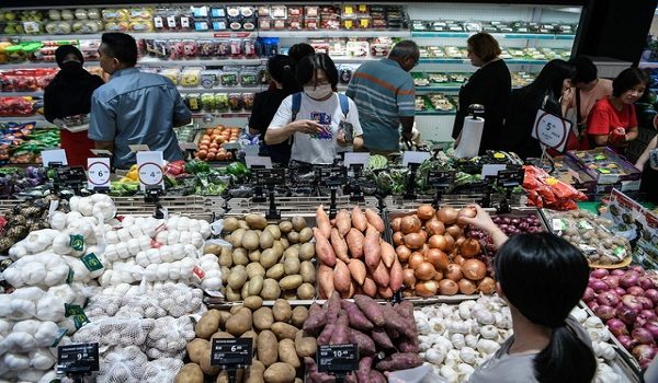 ALOR SETAR, 30 April -- Orang ramai tidak melepaskan peluang membeli-belah barangan asas pada majlis pembukaan cawangan baharu pasar raya premium, Cold Storage yang disempurnakan oleh Datuk Bandar Alor Setar Datuk Abdul Gafar Yahya di The Tenz Emporium hari ini.

Abdul Gafar berkata Alor Setar sering dianggap sebagai pasaran sekunder yang hanya menunggu giliran untuk menerima limpahan pembangunan, bagaimanapun bandar itu mempunyai keupayaan serta daya saing yang jauh lebih hebat.

--fotoBERNAMA (2026) HAK CIPTA TERPELIHARA