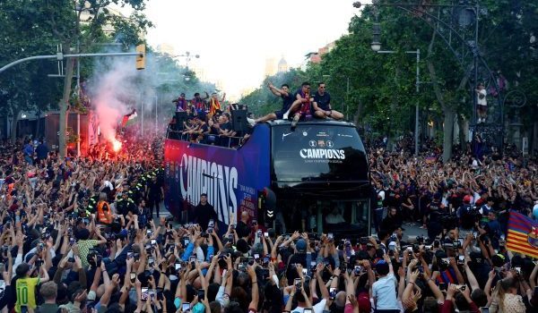Skuad FC Barcelona meraikan kejayaan menjulang trofi LaLiga menerusi perarakan bas terbuka di Barcelona/Foto REUTERS