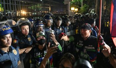 Penyokong Senator Ronald dela Rosa berhimpun di pintu pagar Senat Filipina/Foto REUTERS