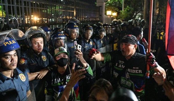 Penyokong Senator Ronald dela Rosa berhimpun di pintu pagar Senat Filipina/Foto REUTERS