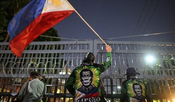 Penyokong Senator Ronald dela Rosa mengadakan protes di pintu pagar Senat Filipina/Foto REUTERS