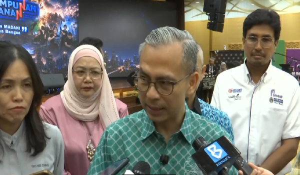 Menteri Komunikasi, Datuk Fahmi Fadzil/RTM