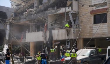 Pasukan penyelamat menjalankan operasi di lokasi serangan Israel di Kfar Jouz, Lubnan/Foto REUTERS