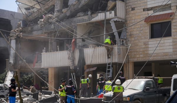 Pasukan penyelamat menjalankan operasi di lokasi serangan Israel di Kfar Jouz, Lubnan/Foto REUTERS