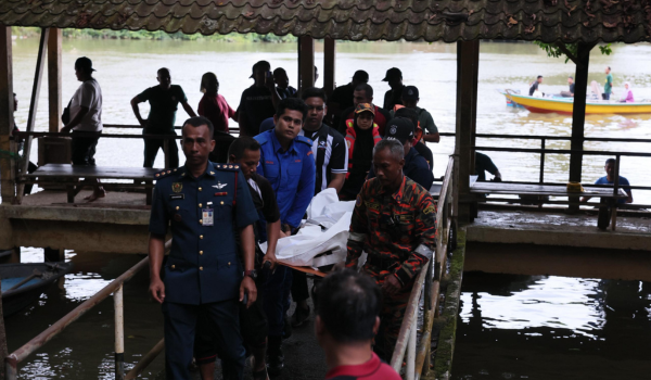 Mayat dua beradik dibawa naik oleh pasukan penyelamat / Foto RTM