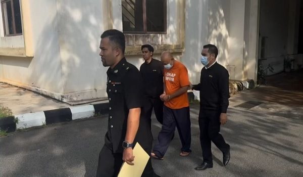 Seorang eksekutif kanan sebuah agensi kerajaan direman kes terima suapan.