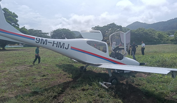 Pesawat jenis Diamond DA40 bernombor pendaftaran 9M-HMJ milik syarikat HM Aerospace melakukan pendaratan cemas di Stadium LADA, Kuah/ PDRM