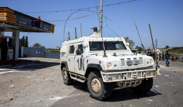 Kenderaan UNIFIL berada di lokasi jambatan musnah akibat serangan Israel di Qasmiyeh, Lubnan/Foto REUTERS