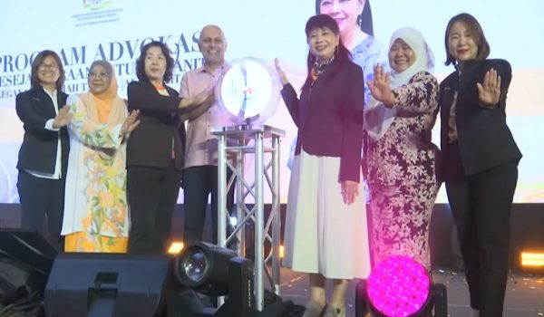 Lim Hui Ying (tiga,kanan) merasmikan Program Advokasi Kesejahteraan Untuk Wanita@Keganasan Rumah Tangga Aku Wanita @KRT 2026.