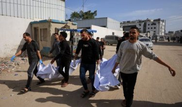 Penduduk membawa jenazah rakyat Palestin yang terbunuh dalam serangan Israel di Gaza City/Foto REUTERS