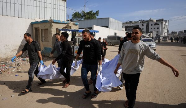 Penduduk membawa jenazah rakyat Palestin yang terbunuh dalam serangan Israel di Gaza City/Foto REUTERS