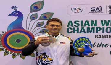 Mohamad Aniq Kasdan bersama tiga pingat perak yang dimenanginya di Kejohanan Angkat Berat Asia 2026. Foto Aniq Kasdan