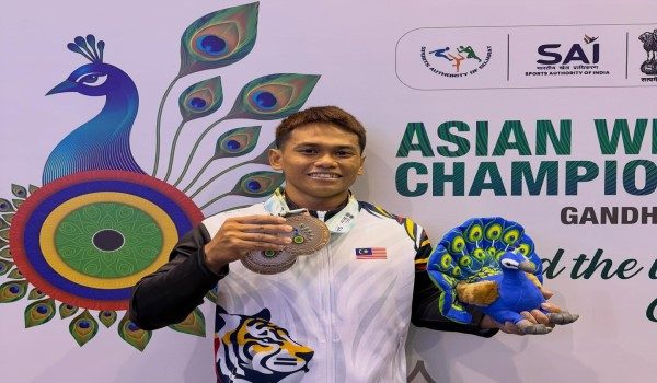 Mohamad Aniq Kasdan bersama tiga pingat perak yang dimenanginya di Kejohanan Angkat Berat Asia 2026. Foto Aniq Kasdan