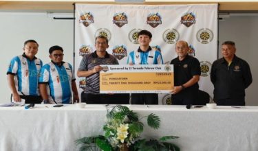 Presiden PSTNP, Datuk Abu Jimi Samat (dua, kanan) bersama pemain import dari Thailand, Pongsatorn Phong Udtha pada Majlis Pengenalan Skuad Sepak Takraw Pahang bagi menghadapi saingan musim 2026 melibatkan kejohanan Piala Tun Ali dan STL Divisyen 1. - BERNAMA