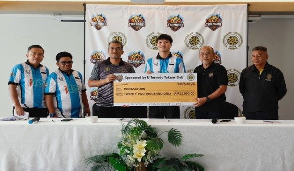 Presiden PSTNP, Datuk Abu Jimi Samat (dua, kanan) bersama pemain import dari Thailand, Pongsatorn Phong Udtha pada Majlis Pengenalan Skuad Sepak Takraw Pahang bagi menghadapi saingan musim 2026 melibatkan kejohanan Piala Tun Ali dan STL Divisyen 1. - BERNAMA