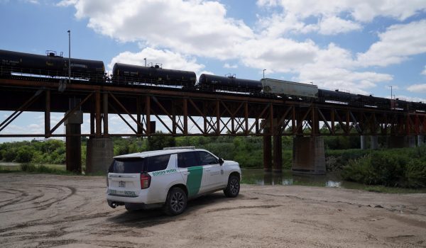 Anggota rondaan sempadan mengawal Sungai Rio Grande selepas enam mayat ditemukan di Texas/Foto REUTERS