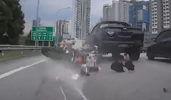 Tangkap layar video tular menunjukkan sebuah kenderaan 4x4 melanggar motosikal di Lebuhraya Plus sebelum Tol Duta