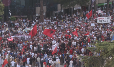 Ribuan rakyat Albania