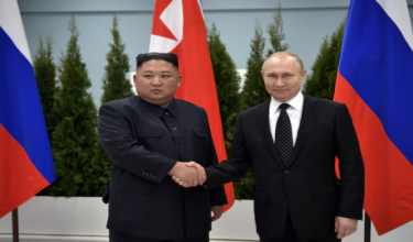 Presiden Rusia, Vladimir Putin (kanan), bertemu dengan Pemimpin Korea Utara, Kim Jong Un (kiri), di Vladivostok, Rusia. / Foto REUTERS