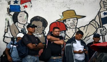 Para pekerja menunggu di luar Bangunan Perhimpunan Kebangsaan untuk ketua-ketua kesatuan muncul dengan hasil mesyuarat mereka bersama ahli-ahli Parlimen di Bandar Raya Panama pada 10 Jun 2025.  Kerajaan Panama dan para pekerja di anak syarikat syarikat pisang Amerika Syarikat, Chiquita Brands, telah memulakan rundingan pada 9 Jun bagi mencari perjanjian yang dapat menamatkan protes dan sekatan jalan raya. / Foto AFP