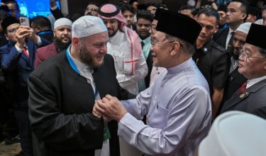 KUALA LUMPUR, 12 Jun -- Perdana Menteri, Datuk Seri Anwar Ibrahim beramah mesra dengan para delegasi  yang hadir 
pada Sidang Kemuncak Pemimpin Agama Antarabangsa Ketiga 2026 di Pusat Konvensyen Kuala Lumpur hari ini.

--fotoBERNAMA (2026) HAK CIPTA TERPELIHARA
