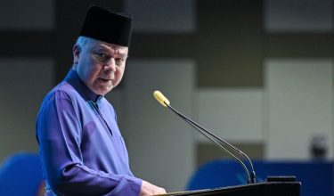 KUALA LUMPUR, 12 Jun -- Sultan Perak Sultan Nazrin Shah berkenan bertitah pada Sidang Kemuncak Pemimpin Agama Antarabangsa Ketiga 2026 di Pusat Konvensyen Kuala Lumpur hari ini.

--fotoBERNAMA (2026) HAK CIPTA TERPELIHARA