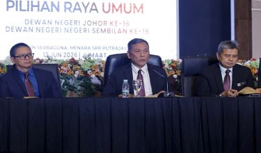 PUTRAJAYA, 12 Jun -- Pengerusi Suruhanjaya Pilihan Raya (SPR) Datuk Seri Ramlan Harun bercakap pada Sidang Media Pilihan Raya Negeri (PRN) Johor dan PRN Negeri Sembilan hari ini.

Turut sama Timbalan Pengerusi SPR Dr. Azmi Sharom (kiri) dan Setiausaha SPR Datuk Khairul Shahril Idrus (kanan).

--fotoBERNAMA (2026) HAK CIPTA TERPELIHARA