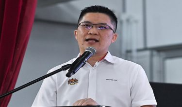 IPOH, 6 April -- Timbalan Menteri Pendidikan, Wong Kah Woh berucap pada Majlis Penyerahan Bas Baharu Sekolah Menengah Kebangsaan Raja Permaisuri Bainun, hari ini.

--fotoBERNAMA (2026) HAK CIPTA TERPELIHARA