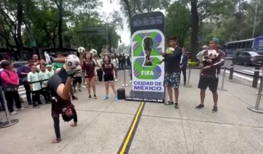Peminat bola sepak di Mexico City meraikan pengiraan detik FIFA 2026/ REUTERS