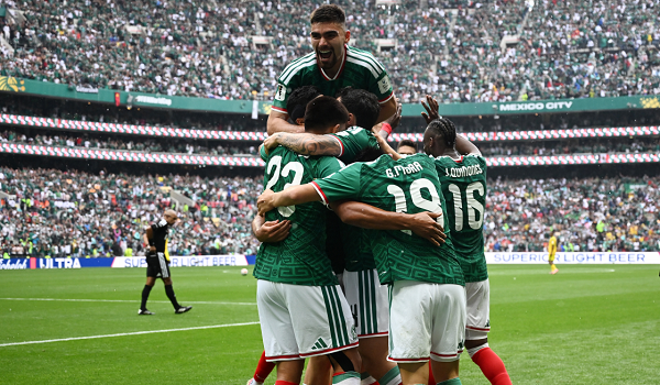 Pemain Mexico meraikan jaringan kedua di hadapan puluhan ribu penyokong di