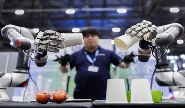 Seorang peserta mengendalikan robot pengepit 'Delto' keluaran syarikat teknologi Tesollo di salah satu reruai pameran sempena Sidang Kemuncak Global AI For Good anjuran Kesatuan Telekomunikasi Antarabangsa (ITU) di Geneva/ Foto AFP