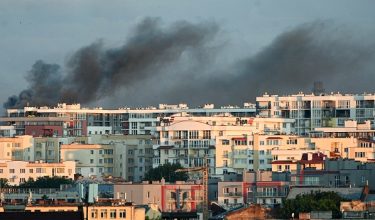 Asap tebal menyelubungi bangunan di Lviv selepas serangan besar-besaran Rusia/ Foto AFP